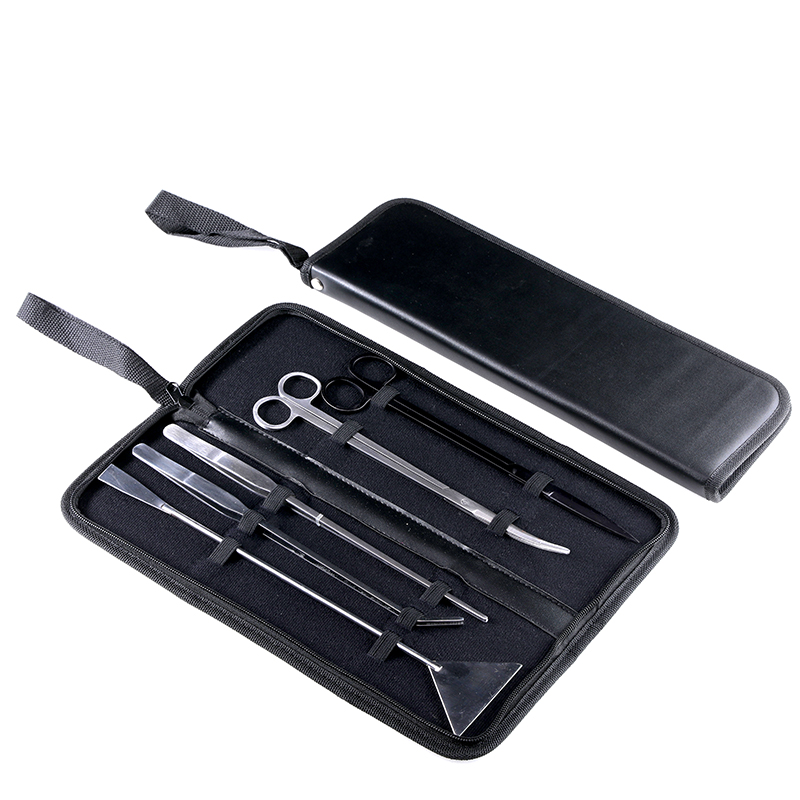 Aquarium tank use scissors